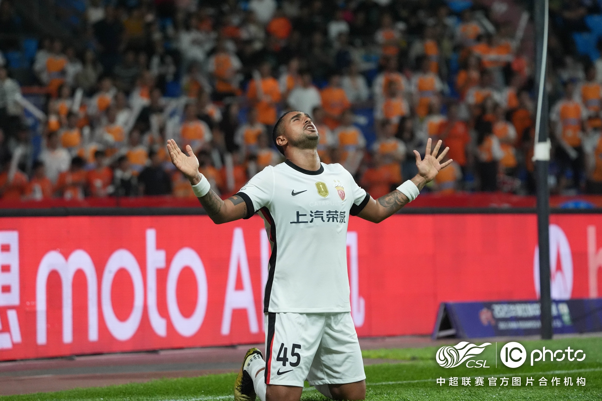 NG体育平台巴塞罗那训练开放日;清晨复出首秀引欢呼;中超在即;年轻球员得到机会的简单介绍